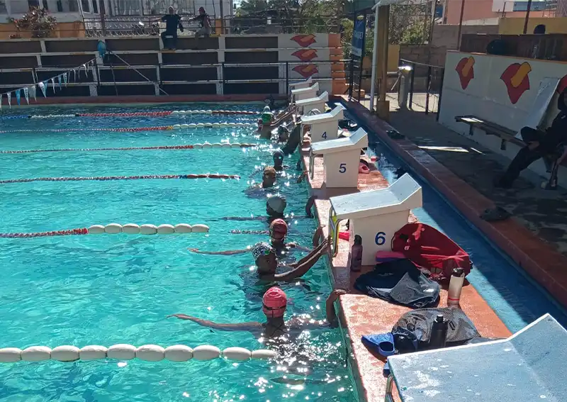 Atleta competindo nado livre na piscina